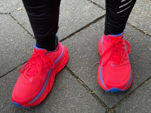 Der New Balance Fresh Foam X More V4 in Knallrot