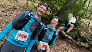 Für längere Läufe ideal: Laufrucksack mit Flaschen und Wasserblase
