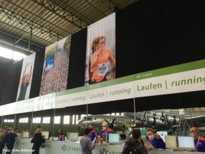 Die Startnummernausgabe beim Berlin-Marathon