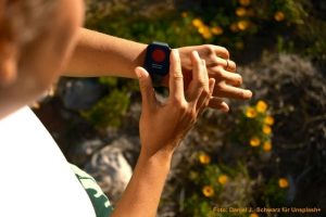 Ein Mensch blickt auf eine Sportuhr