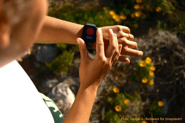 Ein Mensch blickt auf eine Sportuhr