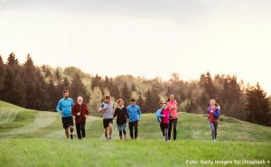 Eine Gruppe Sportler beim Laufen in der Natur